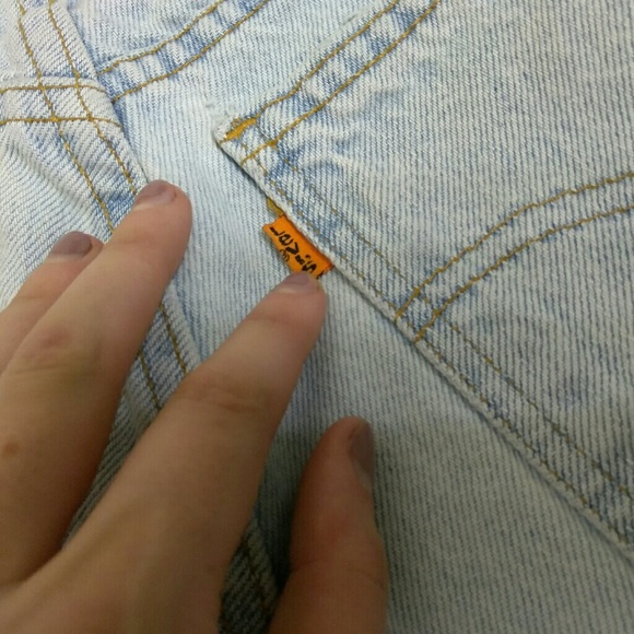 Vintage Levi Relaxed Fit Highwaist Denim Shorts - Picture 5 of 8